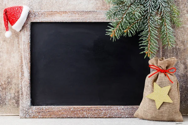 Lavagna di Natale e decorazione su sfondo di legno. — Foto Stock