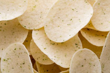 Patates cipslerini ahşap arka planda kapat.