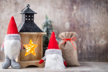 Noel gnome und Noel Baba şapkası. Noel desen. Arka plan üzerinde 