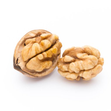 Beyaz arkaplanda ceviz ve ceviz çekirdeği izole edilmiş..