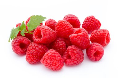 Beyaz arka planda izole edilmiş olgun kırmızı ahududular..