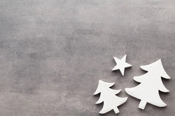 クリスマスの背景。ホワイト ツリー装飾灰色背景があります。 — ストック写真