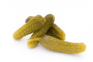 Üzerinde beyaz izole Marine salatalık turşusu.