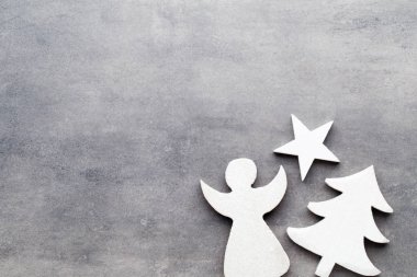 Noel arka plan. Gri bir adam üzerinde beyaz ağaç süsleri