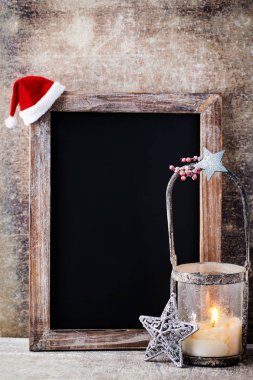 Noel dekorasyonu ile kara tahta. Noel Baba şapkası, yıldız, tahta 