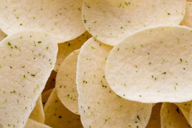 Patates cipslerini ahşap arka planda kapat.