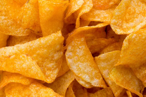 Potato chips op de papric. Eco voedsel. — Stockfoto