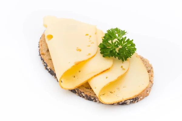 Tranches de fromage sur le pain. Fond blanc. — Photo