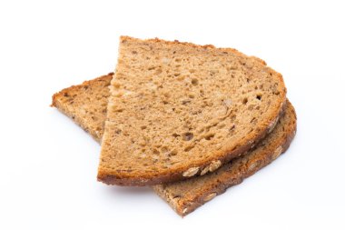 Beyaz arka planda izole edilmiş çavdar ekmeği dilimleri.