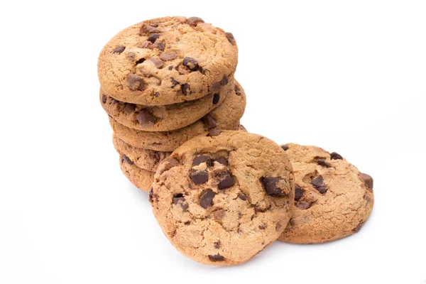 Galletas de chispas de chocolate aisladas sobre fondo blanco. — Foto de Stock