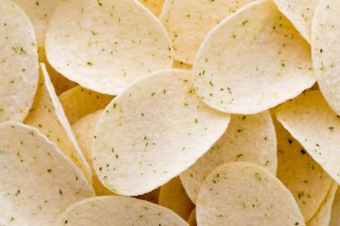 Patates cipslerini ahşap arka planda kapat.