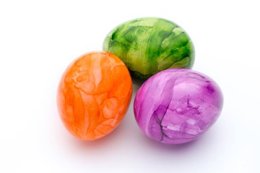 Beyaz bir arka plan üzerinde renkli Paskalya yumurta boyalı.