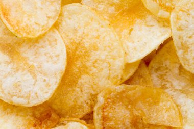 Patates cipslerini ahşap arka planda kapat.