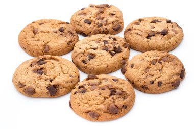 Beyaz arka planda izole edilmiş çikolata parçacıklı kurabiyeler..