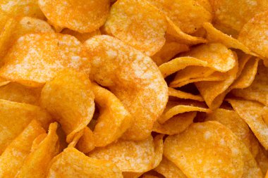 Patates cipsi papric üzerinde. Eko gıda.