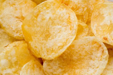 Patates cipslerini ahşap arka planda kapat.