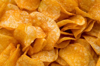 Patates cipsi papric üzerinde. Eko gıda.