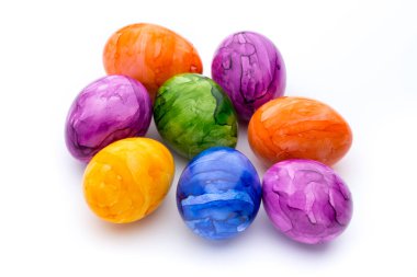 Beyaz bir arka plan üzerinde renkli Paskalya yumurta boyalı.