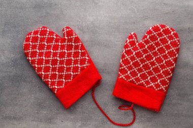 Çocuk eldivenleri Noel dekorları ile arka plan.