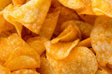 Patates cipsi papric üzerinde. Eko gıda.