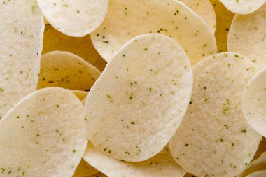 Patates cipslerini ahşap arka planda kapat.