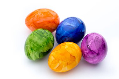 Beyaz bir arka plan üzerinde renkli Paskalya yumurta boyalı.
