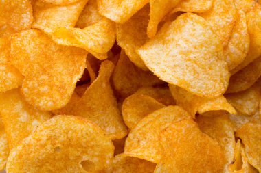 Patates cipsi papric üzerinde. Eko gıda.