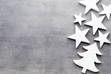 Noel arka plan. Gri bir adam üzerinde beyaz ağaç süsleri