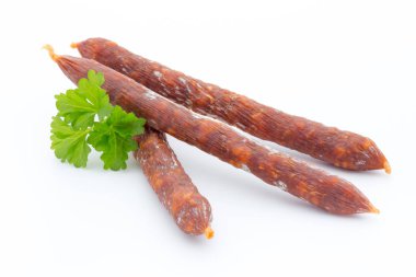 Beyaz bir arka plan üzerinde izole tütsülenmiş sosis salam.