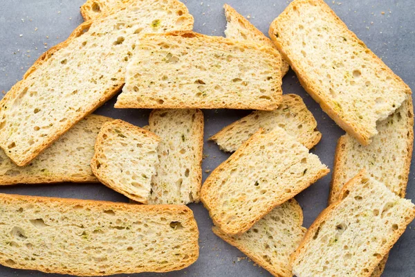 Fokhagyma és gyógynövény kenyér szelet. Öko-élelmiszer. — Stock Fotó