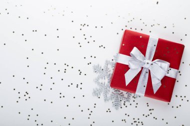 Noel afişi. Arka plan Xmas tasarımı, gerçekçi hediye kutuları ve parıltılı konfetilerle. Yatay Noel posteri, tebrik kartları.