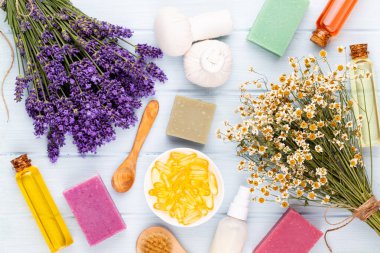 Temel yağ ve lavanta, çiçekli papatya tuzu..