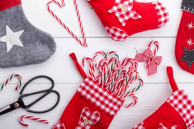 Noel süslemeli klasik Noel arkaplanı. Noel tebrik kartı. Gri arka planda şenlik dekorasyonu. Yeni yıl konsepti. Uzayı kopyala Düz yatıyordu. Üst görünüm.