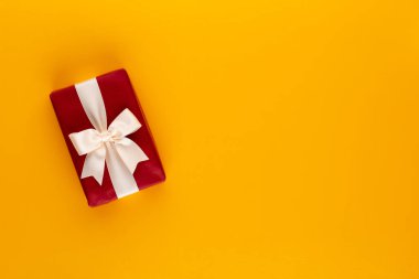 Renkli tablo görünümünde hediye ya da hediye kutusu. Doğum günü, anneler günü ya da düğün için düz kompozisyon.