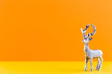 Pastel arka planda Noel geyiği. Noel veya Yeni Yıl Minimum Konsept.