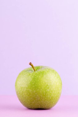 Yeşil elmalardan oluşan yaratıcı bir düzen. Düz yatıyordu. Yiyecek konsepti.