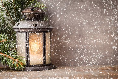 Yılbaşı ağacı olan bir fener, Noel süsü. Tebrik Kartı.