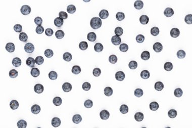 Beyaz arka planda yaban mersini izole edilmiş. Yabanmersini sınır tasarımı. Olgun ve sulu taze toplanmış yaban mersini.. 