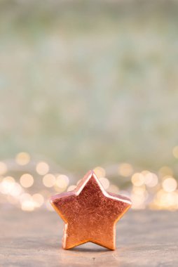 Yeşilde renkli Noel ağacı, bokeh arkaplan.