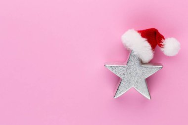 Noel yıldızı, pastel renkli arka planda dekor. Noel veya Yeni Yıl Minimum Konsept.