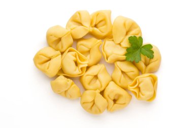 Ev yapımı makarna, çiğ otlu tortellini..