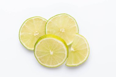 Meyveli kireç deseni. Yemek arkaplanı. Beyaz arka planda taze narenciye meyveleri. Düz yatıyordu.