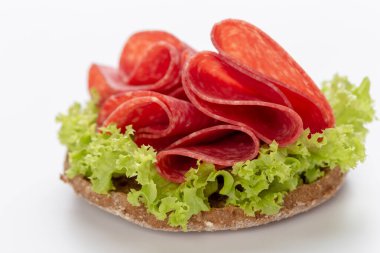 Beyaz arka planda salamlı sandviç..