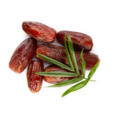 Kuru tarihler beyaz arkaplanda izole edilmiş. Üst Manzara. Düz uzanma deseni.