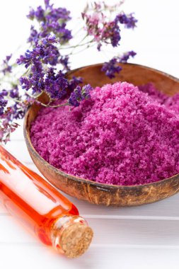 Doğal deniz tuzlu spa seti. Salon tedavisi daveti için spa konsepti veya şablonu. 