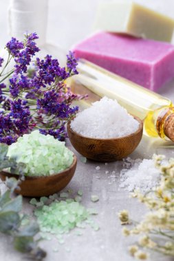 Doğal deniz tuzlu spa seti. Salon tedavisi daveti için spa konsepti veya şablonu. 