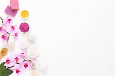 Spa aromaterapi kozmetik ürünler konsepti, orkide, bir metin için bir arkaplan, düz uzanma, yukarıdan görünüm.