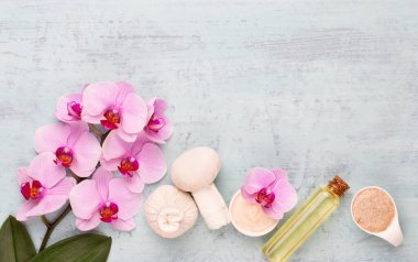 Spa aromaterapi arka planı, basit orkide çiçekleriyle süslenmiş çeşitli güzellik ürünleri..