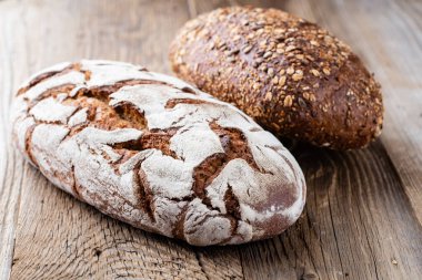 Ekmek arkaplan, üst görünüm, siyah ve çavdar somunları.