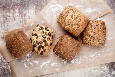 Koyu gri mutfak masasında taze pişmiş ekmek..